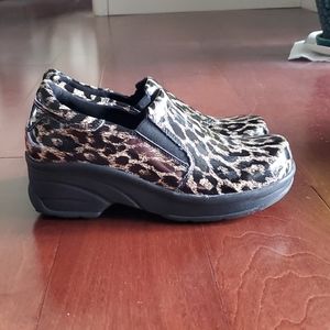 Women's size 8 slip resistant nursing shoes